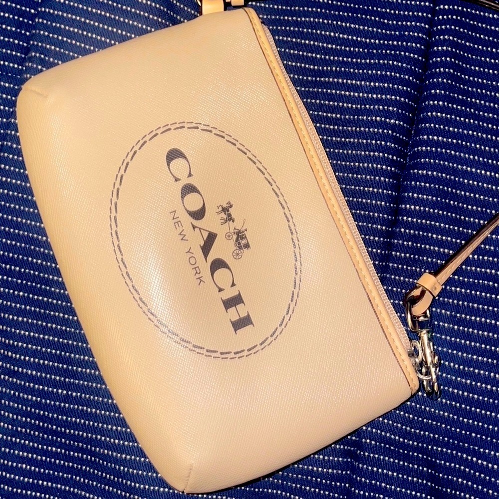 COACH F51788 HORSE AND CARRIAGE LEATHER MEDIUM WRISTLET
SILVER/LIGHT KHAKI NWOT